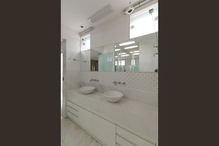 Apartamento à venda com 216m², 4 quartos e 3 vagas Apartamento à venda com 216m², 4 quartos e 3 vagasBanheiro