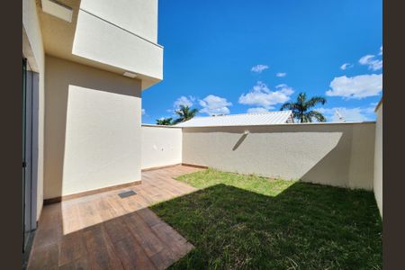 Casa à venda com 90m², 3 quartos e 2 vagas Casa à venda com 90m², 3 quartos e 2 vagasQuintal