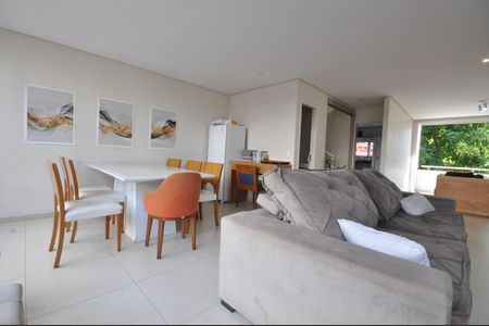 Casa de condomínio para alugar com 240m², 4 quartos e 3 vagasSala