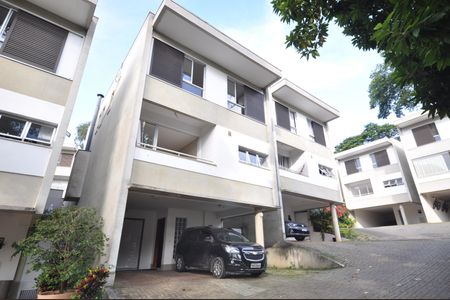 Casa de condomínio para alugar com 240m², 4 quartos e 3 vagasFachada