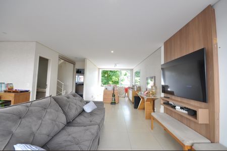 Casa de condomínio para alugar com 240m², 4 quartos e 3 vagasSala