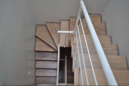 Casa de condomínio para alugar com 240m², 4 quartos e 3 vagasEscada