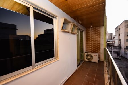 Casa de condomínio à venda com 185m², 4 quartos e 1 vagaVaranda Suíte