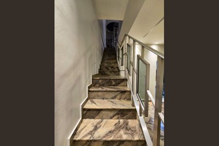 Casa de condomínio à venda com 185m², 4 quartos e 1 vagaEscada 