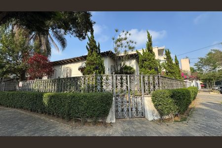 Casa para alugar com 323m², 2 quartos e 2 vagas Casa para alugar com 323m², 2 quartos e 2 vagasFachada