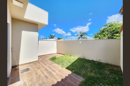 Casa à venda com 90m², 3 quartos e 2 vagas Casa à venda com 90m², 3 quartos e 2 vagasQuintal