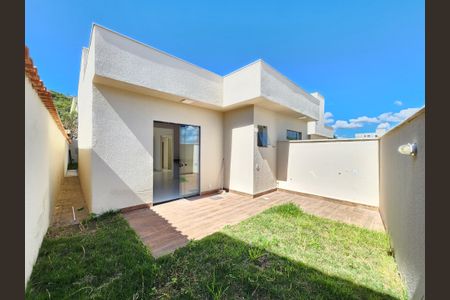 Casa à venda com 90m², 3 quartos e 2 vagas Casa à venda com 90m², 3 quartos e 2 vagasQuintal