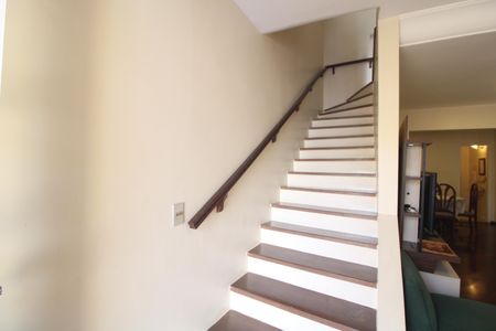 Casa para alugar com 125m², 3 quartos e 2 vagasEscada