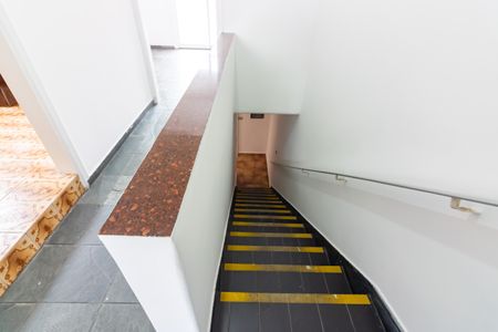 Casa à venda com 166m², 4 quartos e 2 vagas Casa à venda com 166m², 4 quartos e 2 vagasEscada