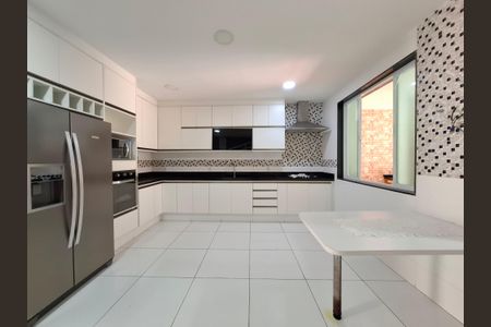 Apartamento à venda com 320m², 4 quartos e 2 vagas Apartamento à venda com 320m², 4 quartos e 2 vagasCozinha