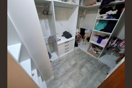 Apartamento à venda com 320m², 4 quartos e 2 vagas Apartamento à venda com 320m², 4 quartos e 2 vagasCloset da suíte 2