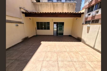 Apartamento à venda com 320m², 4 quartos e 2 vagas Apartamento à venda com 320m², 4 quartos e 2 vagasTerraço
