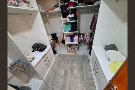 Apartamento à venda com 320m², 4 quartos e 2 vagas Apartamento à venda com 320m², 4 quartos e 2 vagasCloset da suíte 2