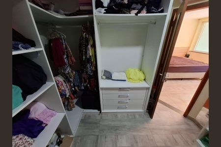 Apartamento à venda com 320m², 4 quartos e 2 vagas Apartamento à venda com 320m², 4 quartos e 2 vagasCloset da suíte 2
