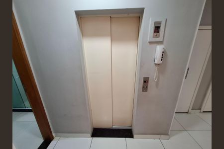 Apartamento à venda com 320m², 4 quartos e 2 vagas Apartamento à venda com 320m², 4 quartos e 2 vagasElevador