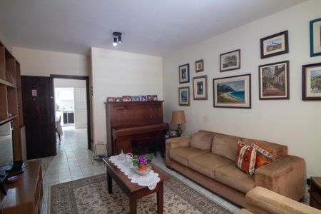 Casa à venda com 160m², 4 quartos e 2 vagas Casa à venda com 160m², 4 quartos e 2 vagasSala
