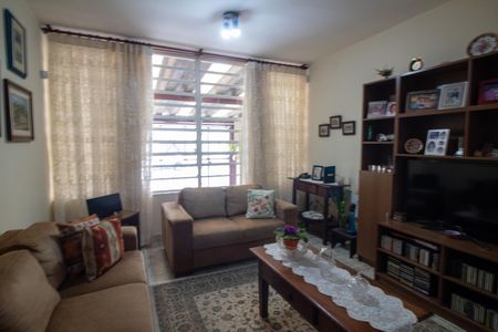 Casa à venda com 160m², 4 quartos e 2 vagas Casa à venda com 160m², 4 quartos e 2 vagasSala