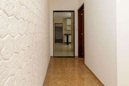 Casa à venda com 125m², 1 quarto e 2 vagasCorredor interno acesso aos quartos