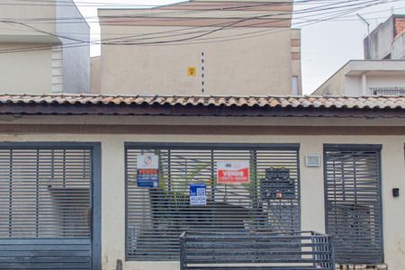 Casa à venda com 105m², 3 quartos e 2 vagas Casa à venda com 105m², 3 quartos e 2 vagasFachada