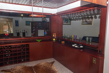 Casa à venda com 525m², 4 quartos e 6 vagasBar