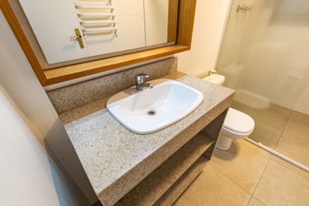 Apartamento à venda com 120m², 3 quartos e 2 vagas Apartamento à venda com 120m², 3 quartos e 2 vagasBanheiro da suíte