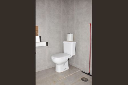 Casa à venda com 320m², 3 quartos e 4 vagasDetalhe - Banheiro da Piscina, Churrasqueira e Salão