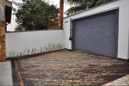 Casa à venda com 320m², 3 quartos e 4 vagasDetalhe - Quintal e Garagem