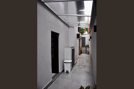 Casa à venda com 320m², 3 quartos e 4 vagasDetalhe - Corredor Externo