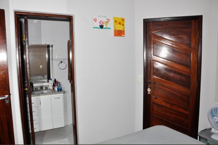 Casa à venda com 320m², 3 quartos e 4 vagasDetalhe - Quarto 02 com Suíte e Varanda