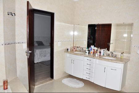 Casa à venda com 320m², 3 quartos e 4 vagasDetalhe - Suíte 1