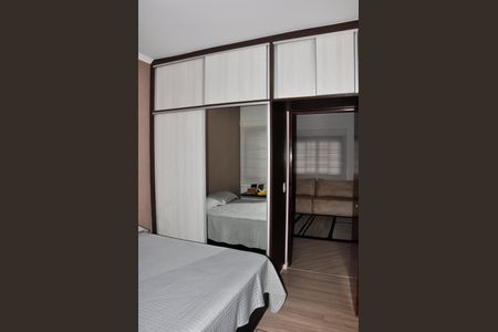 Casa à venda com 320m², 3 quartos e 4 vagasDetalhe - Quarto 02 com Suíte e Varanda