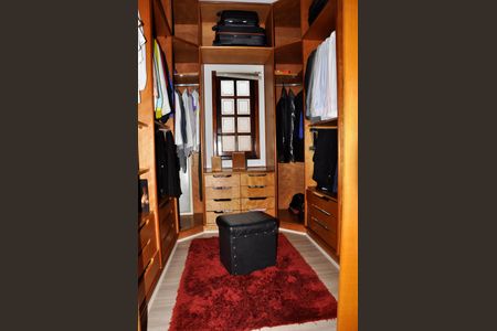 Casa à venda com 320m², 3 quartos e 4 vagasDetalhe - Closet da Suíte 1