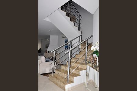 Casa à venda com 320m², 3 quartos e 4 vagasDetalhe - Escada Quartos