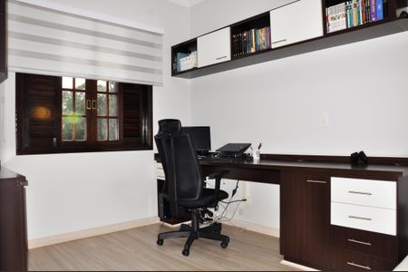 Casa à venda com 320m², 3 quartos e 4 vagasDetalhe - Quarto 04 com Suíte Americana