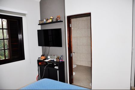 Casa à venda com 320m², 3 quartos e 4 vagasDetalhe - Quarto 03 com Suíte Americana