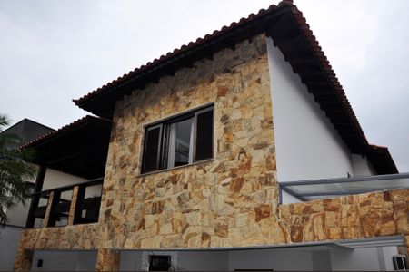 Casa à venda com 320m², 3 quartos e 4 vagasDetalhe - Quintal e Garagem