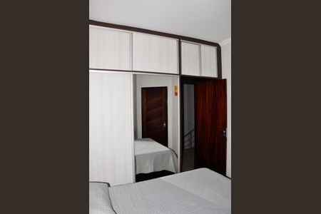 Casa à venda com 320m², 3 quartos e 4 vagasDetalhe - Quarto 02 com Suíte e Varanda