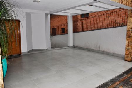 Casa à venda com 320m², 3 quartos e 4 vagasDetalhe - Quintal e Garagem