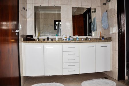 Casa à venda com 320m², 3 quartos e 4 vagasDetalhe - Suíte Americana