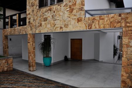 Casa à venda com 320m², 3 quartos e 4 vagasDetalhe - Quintal e Garagem