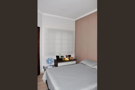 Casa à venda com 320m², 3 quartos e 4 vagasDetalhe - Quarto 02 com Suíte e Varanda