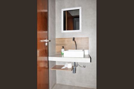 Casa à venda com 320m², 3 quartos e 4 vagasDetalhe - Banheiro da Piscina, Churrasqueira e Salão