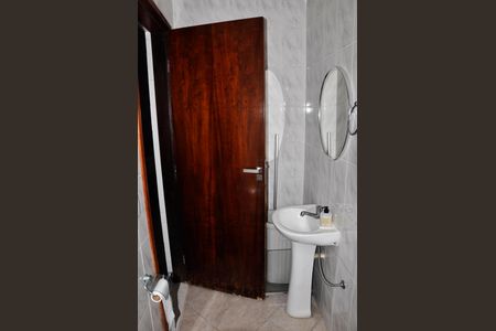 Casa à venda com 320m², 3 quartos e 4 vagasDetalhe - Banheiro da Lavanderia