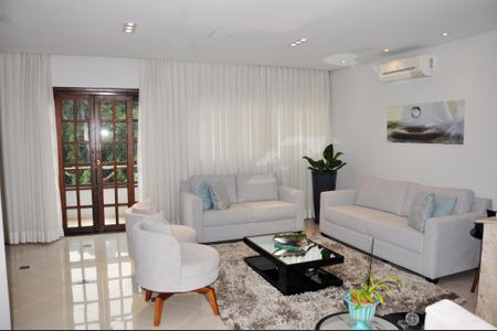 Casa à venda com 320m², 3 quartos e 4 vagasDetalhe - Sala