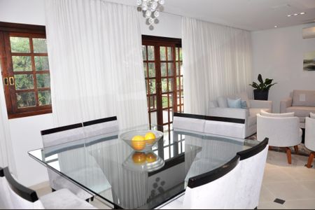 Casa à venda com 320m², 3 quartos e 4 vagasDetalhe - Sala de Jantar