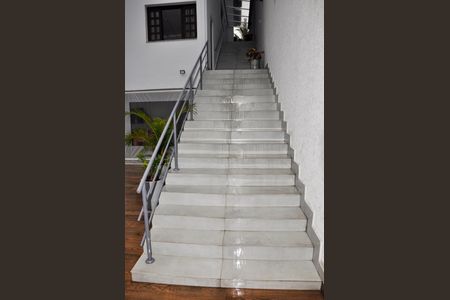 Casa à venda com 320m², 3 quartos e 4 vagasDetalhe - Escada Piscina e Churrasqueira