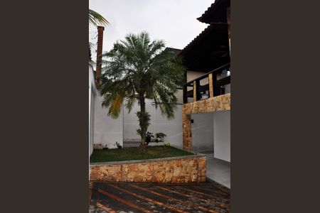 Casa à venda com 320m², 3 quartos e 4 vagasDetalhe - Quintal e Garagem