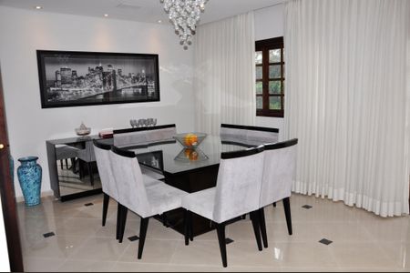 Casa à venda com 320m², 3 quartos e 4 vagasDetalhe - Sala de Jantar