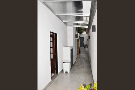 Casa à venda com 320m², 3 quartos e 4 vagasDetalhe - Corredor Externo