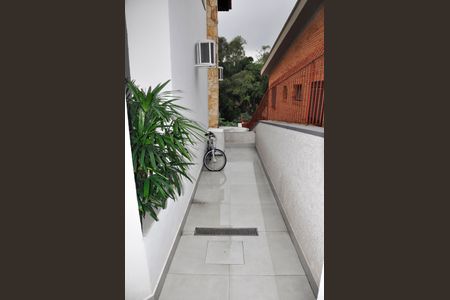 Casa à venda com 320m², 3 quartos e 4 vagasDetalhe - Quintal e Garagem